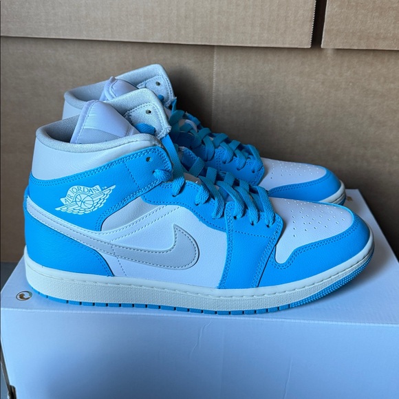 Air Jordan 1 Mid Powder Blue BQ6472-400 Women’s Size 7.5 - Picture 2 of 6